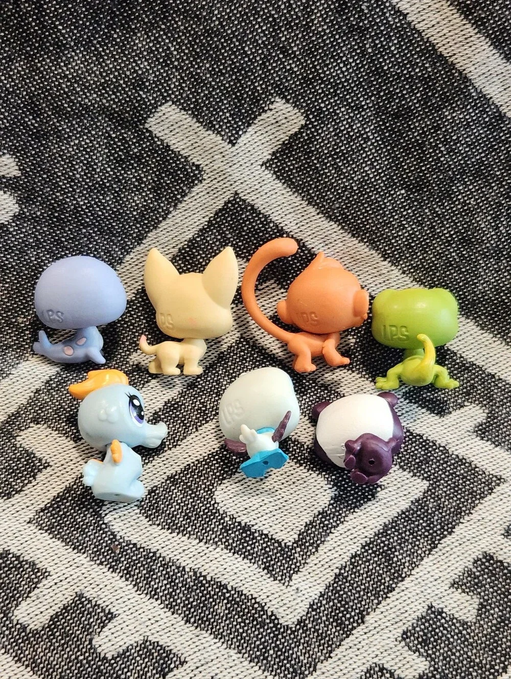 Littlest Pet Shop Lot Of 7 Mini Figures #3917 #2-66 #2-123 #1-61 #2-87 #2-108